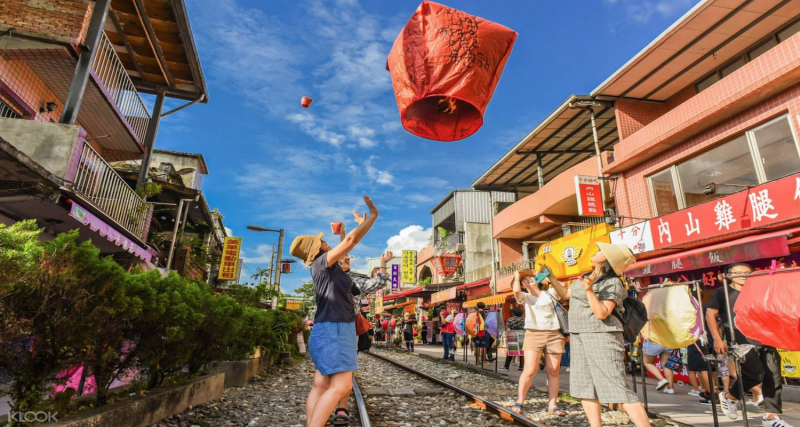 Shifen Half-Day Guided Tour with Pingxi Sky Lantern Experience